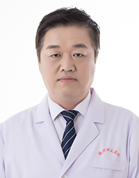 主任医师，骨外科主任。骨外科专业，1994年毕业于山东泰山医学院医疗系，2004年在上海第二军医大学附属长海医院进修骨科。擅长于骨科脊柱